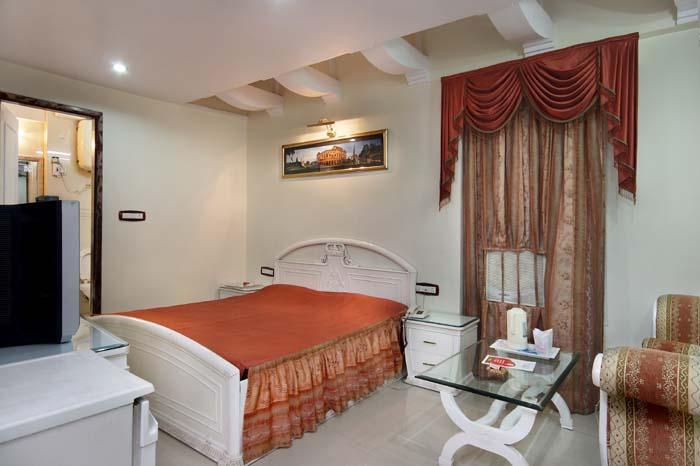 Mandakini Kanpur Buitenkant foto